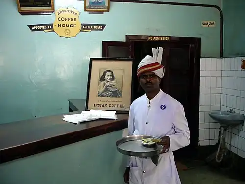 Официант Indian Coffee House в Бангалоре