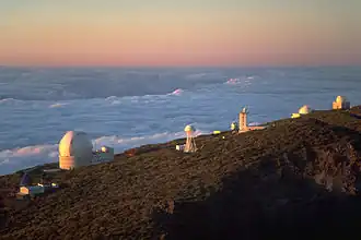 часть инструментов обсерватории в июле 2001 года