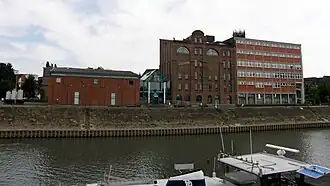 Последнее здание музея во внутренней гавани[нем.] рядом с музеем города Дуйсбурга[нем.] и городским архивом[нем.]
