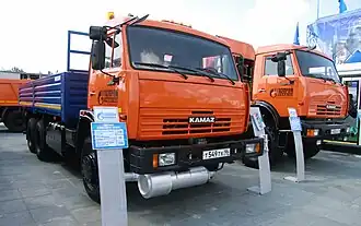 Бортовой тягач рядом с КАМАЗ-43118