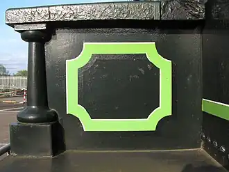 Тендер Железного герцога: тёмно-зелёный (падуб) со светло-зелёной каймой филёнки