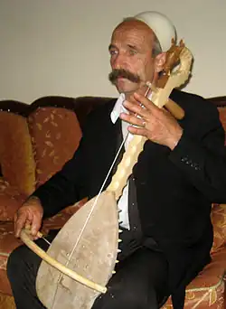 Положение тела и рук играющего албанца