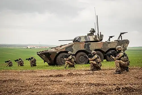 Солдаты бригады «Пинероло» высадились из БМП Фреччиа в ходе учений Scudo 25,  24 апреля 2025.