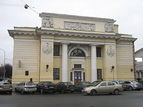 Здание конюшен (восточный корпус)  Михайловского замка