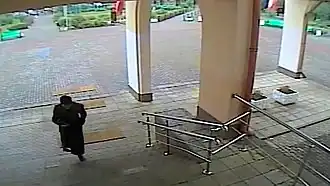 Михаил Пивнев заходит в здание школы за несколько минут до начала атаки. Съёмка камеры видеонаблюдения