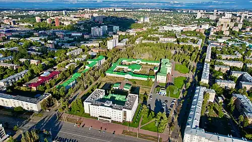 Дом Правительства Удмуртии и Арсенал слева от улицы