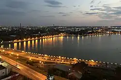 Вид на южную часть пруда, ограниченную набережной и проездом Дерябина (слева)