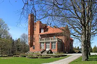 Левое крыло главного здания