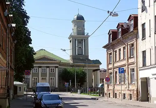 Вид вдоль улицы на храм