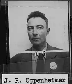 Фотография и машинописный текст «J. R. Oppenheimer» ниже
