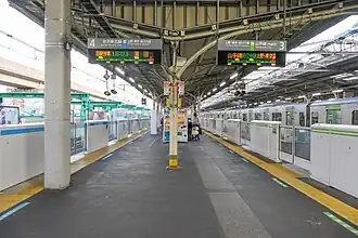 Станционные платформы №3 и №4 линий Яманотэ и Кэйхин-Тохоку.