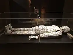 Погребальный костюм из яшмы