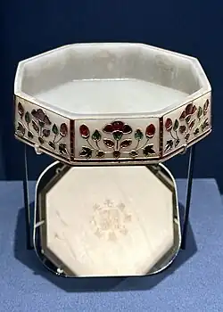 Нефритовая вазочка-поднос, инкрустированная рубинами и изумрудами в золотой оправе в виде цветов. Династия Цин (1644—1911). Восточный филиал Шанхайского музея.