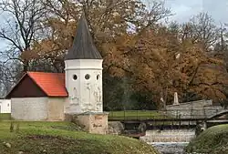 Замок Лоде. Пешеходный  мост-плотина через реку Лийви, Эстония