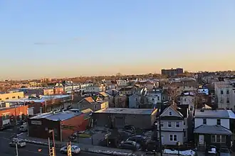 Вид на район со станции Джамейка[англ.] железной дороги Лонг-Айленда