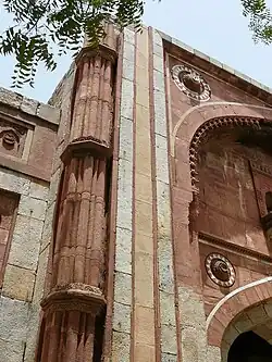 Декоративные башни по 4-м углам мечети