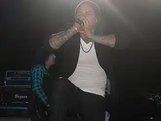 Джеймс Харт, фронтмэн группы.