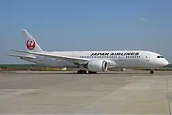 Boeing 787 авиакомпании Japan Airlines на перроне в аэропорту Домодедово