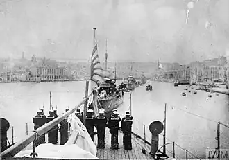 Утро (8:00) на борту японского эсминца в Марселе; на заднем плане видны другие корабли эскадры. 1917 год.