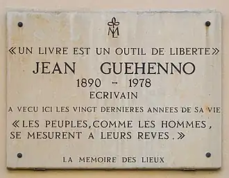 Мемориальная доска на доме на улице Пьер-Николь (Париж) где Жан Геенно проживал последние 20 лет жизни