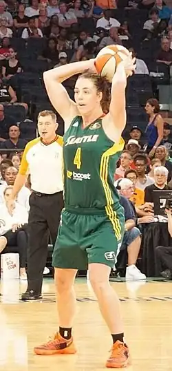 Дженна в игре за «Сиэтл Шторм» против «Нью-Йорк Либерти» (2 августа 2015 года)