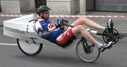 Лежачий велосипед с задним обтекателем