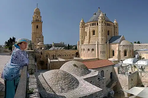 Вид с обзорной площадки на крыше горницы на монастырь Дормицион.