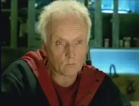 Тобин Белл в роли Джона Крамерав фильме «Пила 2» (2005)