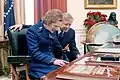 Маргарет Тэтчер вместе с президентом Картером за столом «Резолют»