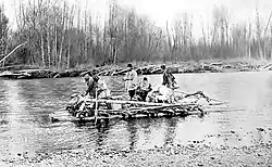 Северо-Тихоокеанская экспедиция Джесупа сплавляется вниз по течению реки Коркодон на плоту осенью 1901 года