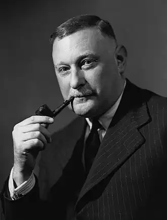 Джон Стрит в 1930 году. Автор фото — Howard Coster (1885—1959)