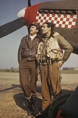 Джентиле (справа) вместе с сослуживцем Дж. Т. Годфри