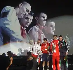 стои́т третий справа