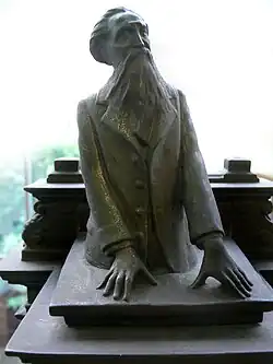 Скульптура на могиле Жюля Геда