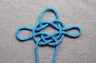 Топовый узел, который завязан синтетическим репшнуром вместо троса из растительного материала