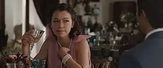 Дженнифер Уолтерс (Татьяна Маслани) и Джош Миллер (Тревор Сэлтер) на свадьбе Лулы