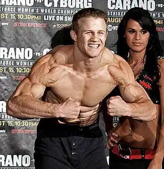 Уилкокс на взвешивании перед турниром Strikeforce: Carano vs. Cyborg в 2009 году
