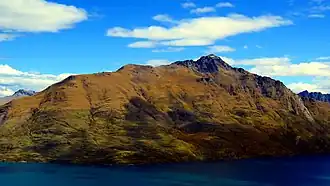 Вид на Сесил пик с воды.