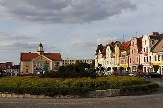 Häuser am ehemaligen Marktplatz, im Hintergrund das Rathaus