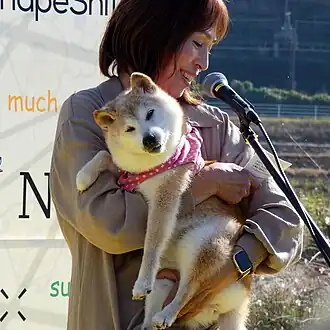 Кабосу со своей хозяйкой Ацуко Сато в день своего 18-летия, 2 ноября 2023 года