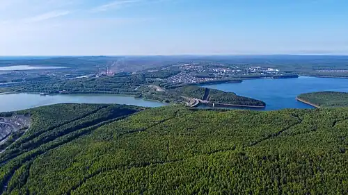 Справа Нижне-Качканарское водохранилище, в центре Выйская плотина, слева Выйский отсек шламохранилища