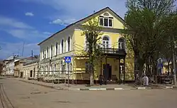 Начало улицы Чебышева от Театральной улицы, первое здание справа - дом Сорокина