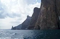 Скалы массива с моря