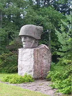 Советский памятник павшим во II мировой войне. Демонтирован в 2023 году