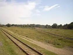 Станция Каргинская. Вид в сторону Кизляра. Справа — недействующий подъездной путь. 2012 год