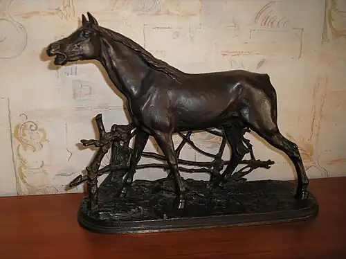 Каслинское литьё «Конь в изгороди» 1860 6,14 кг. — репродукция работы П.-Ж. Мэн «Жеребец Джинн в загоне» 1846