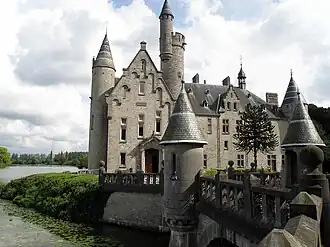 Види замка со стороны моста