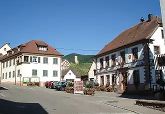 Здание мэрии-школы