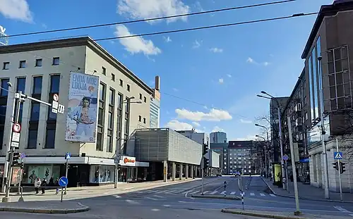 Таллинский Дом торговли (слева)