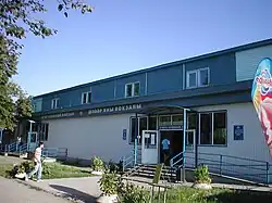 пригородное здание речного вокзала в сквере